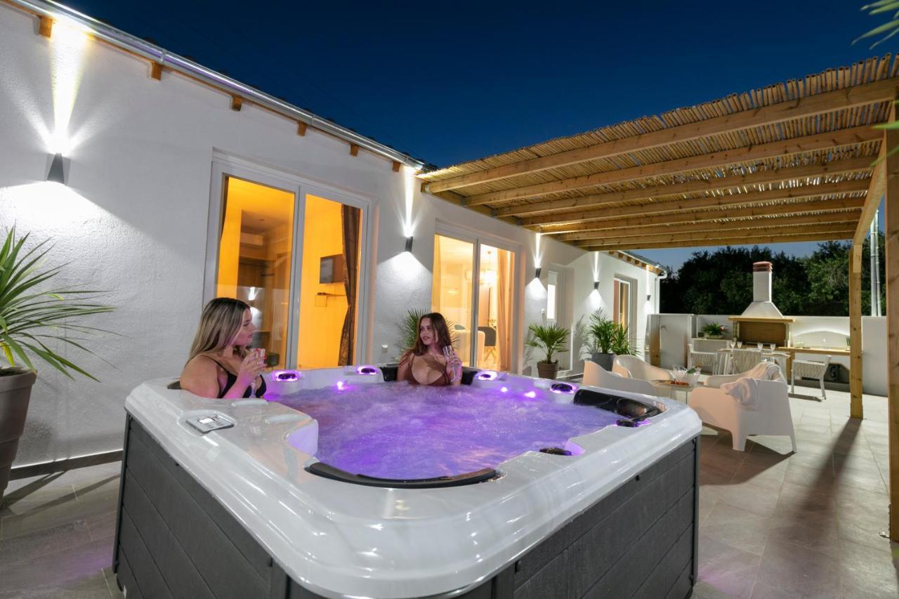 Jacuzzi Deluxe Villa 斯卡拉索提罗斯 外观 照片