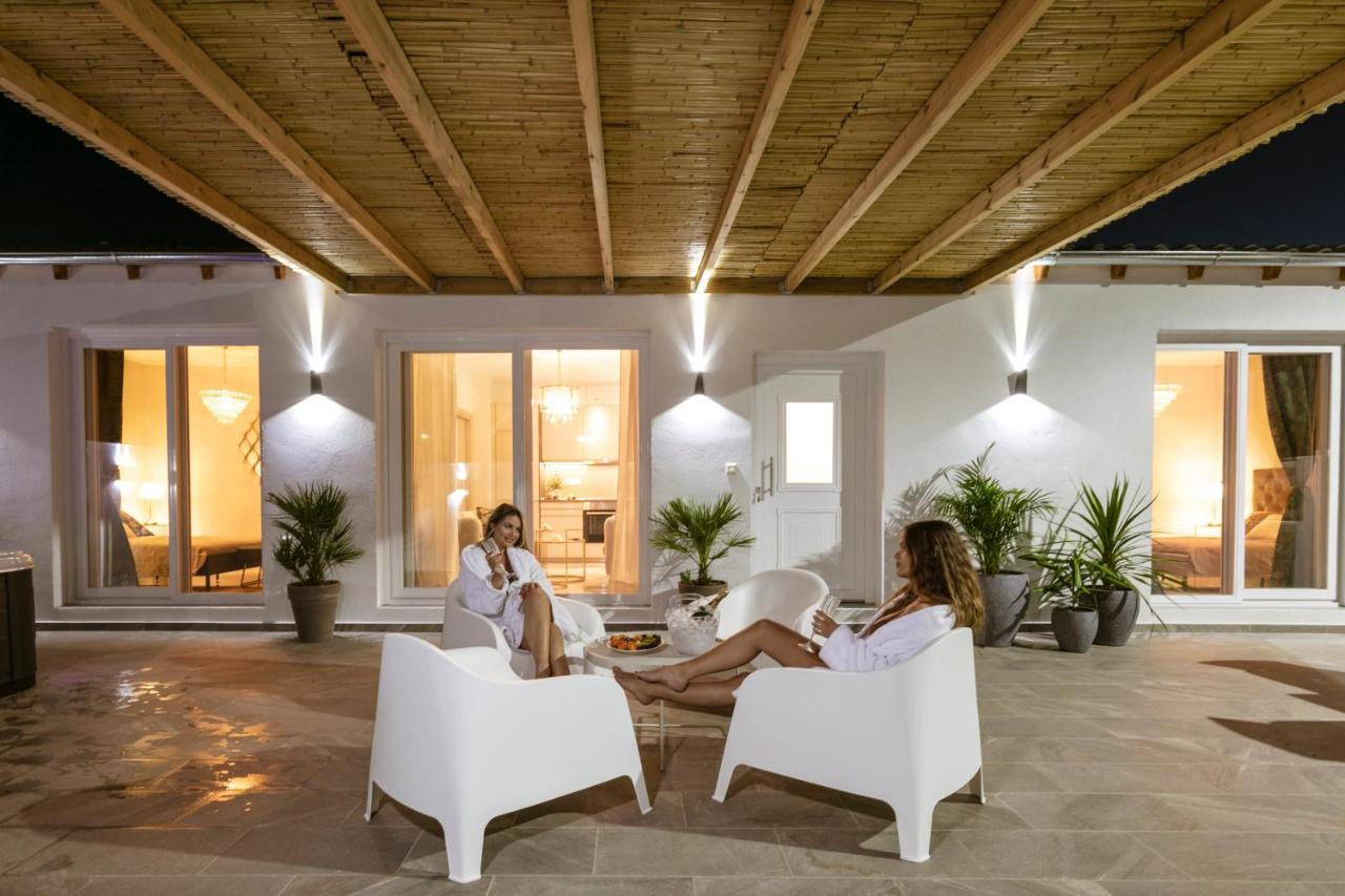 Jacuzzi Deluxe Villa 斯卡拉索提罗斯 外观 照片