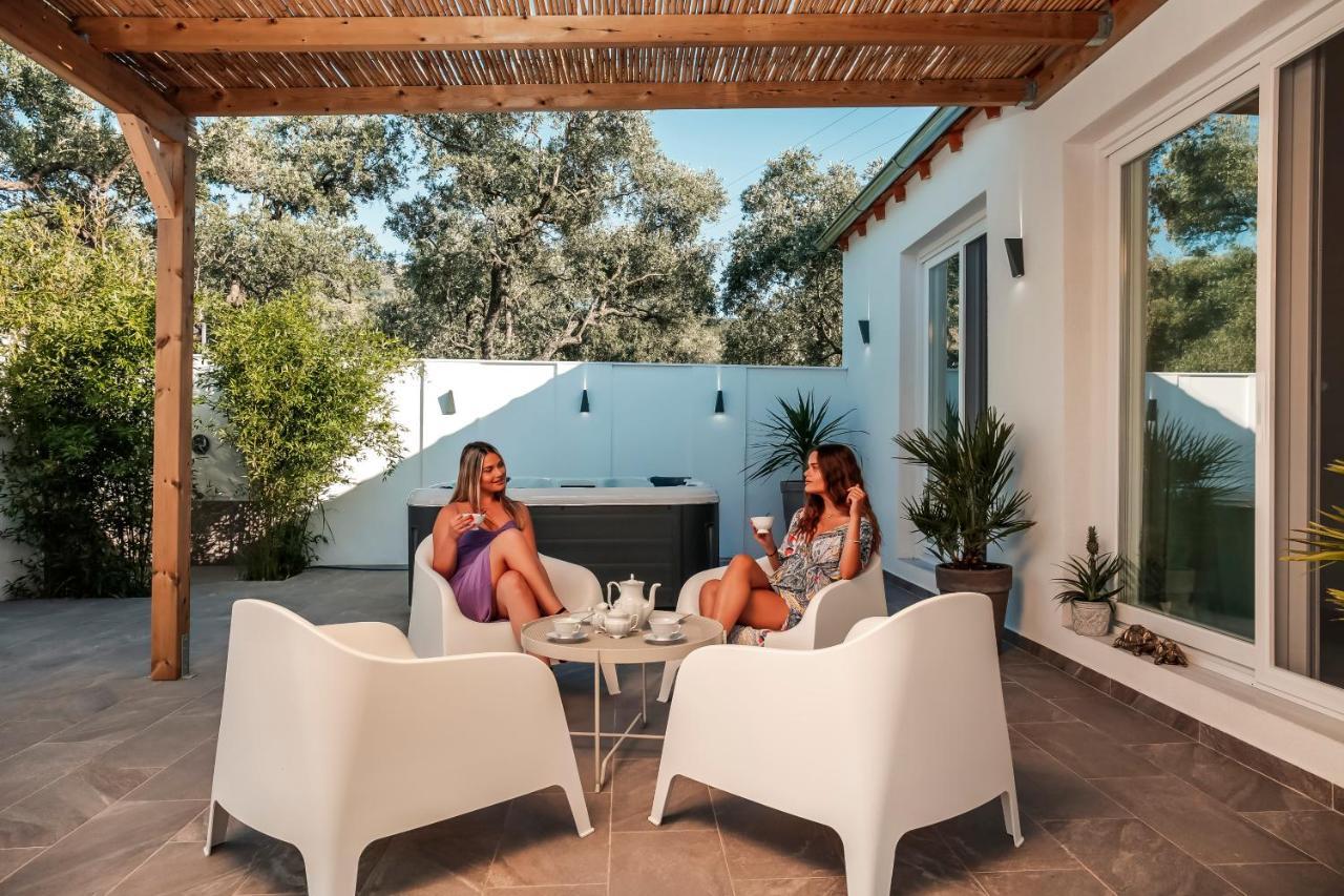 Jacuzzi Deluxe Villa 斯卡拉索提罗斯 外观 照片