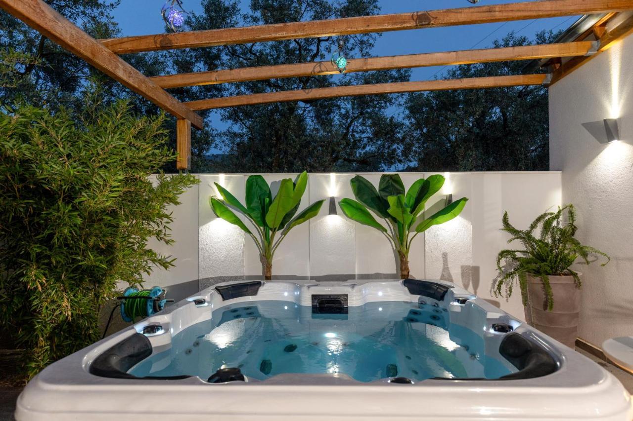 Jacuzzi Deluxe Villa 斯卡拉索提罗斯 外观 照片