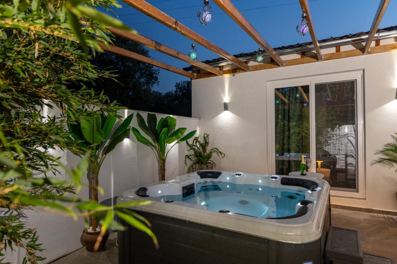 Jacuzzi Deluxe Villa 斯卡拉索提罗斯 外观 照片